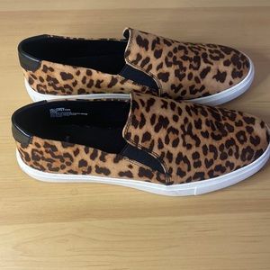 Size 9.5 Womens Leopard pint shoe